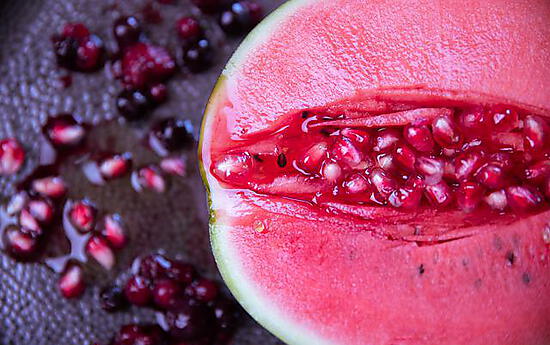 Erotische Fotografie einer Frucht, an die weibliche Vagina erinnernd